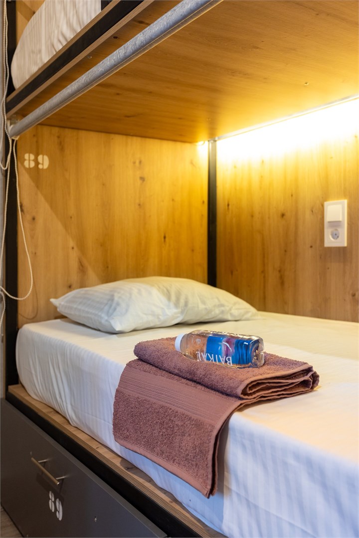 21. Кровать в общем 6-местном номере для мужчин в M&D Host