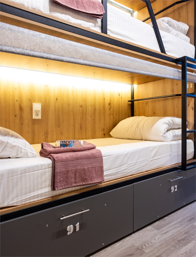 22. Кровать в общем 8-местном номере для мужчин в M&D Host