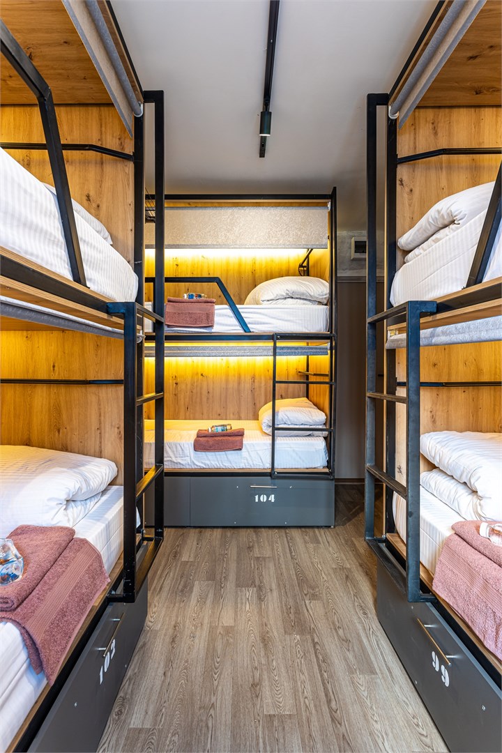 23. Кровать в общем 6-местном номере для мужчин в M&D Host