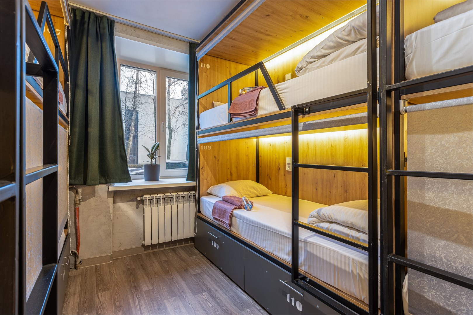 24. Кровать в общем 8-местном номере для мужчин в M&D Host