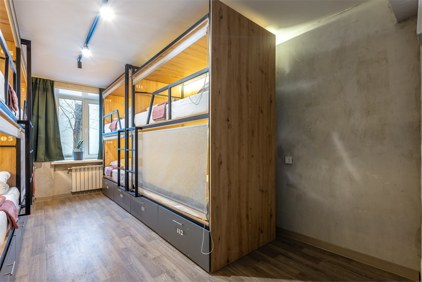 24. Кровать в общем 8-местном номере для мужчин в M&D Host