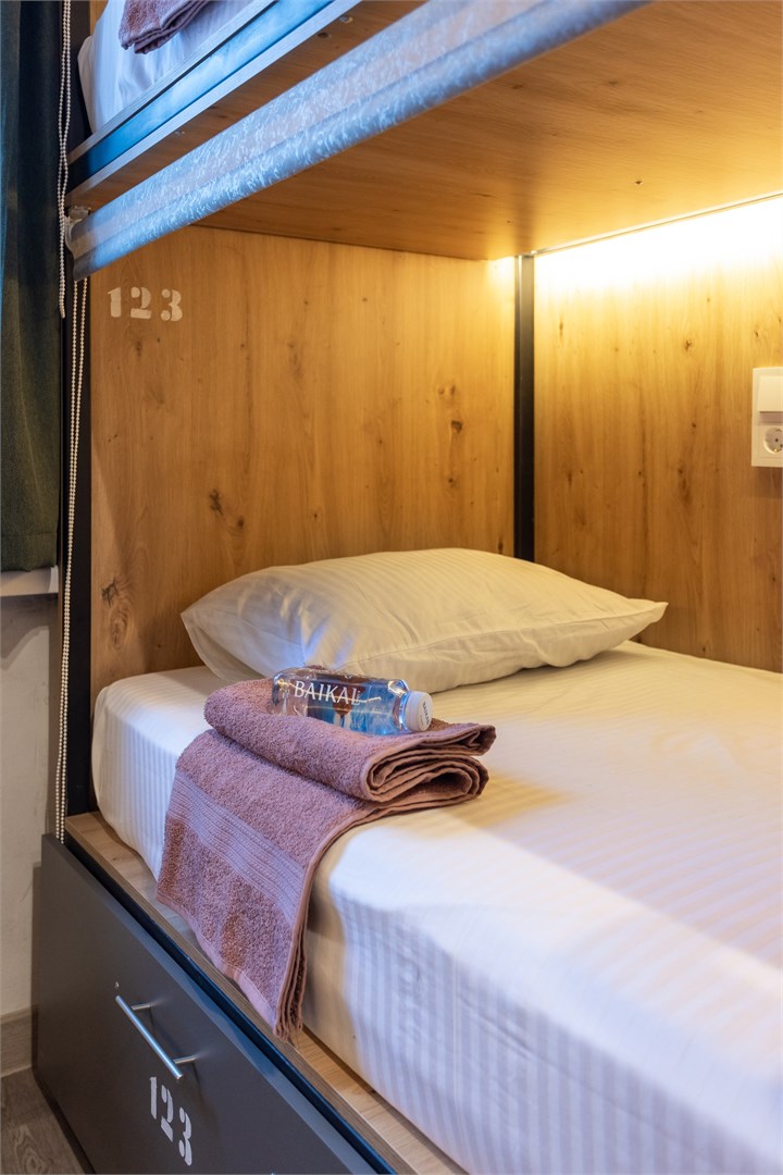 26. Кровать в общем 8-местном номере для мужчин в M&D Host