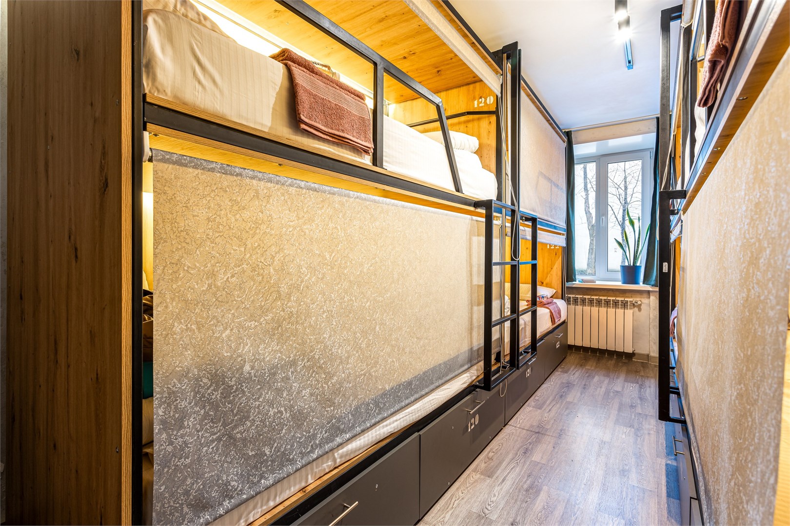 26. Кровать в общем 8-местном номере для мужчин в M&D Host