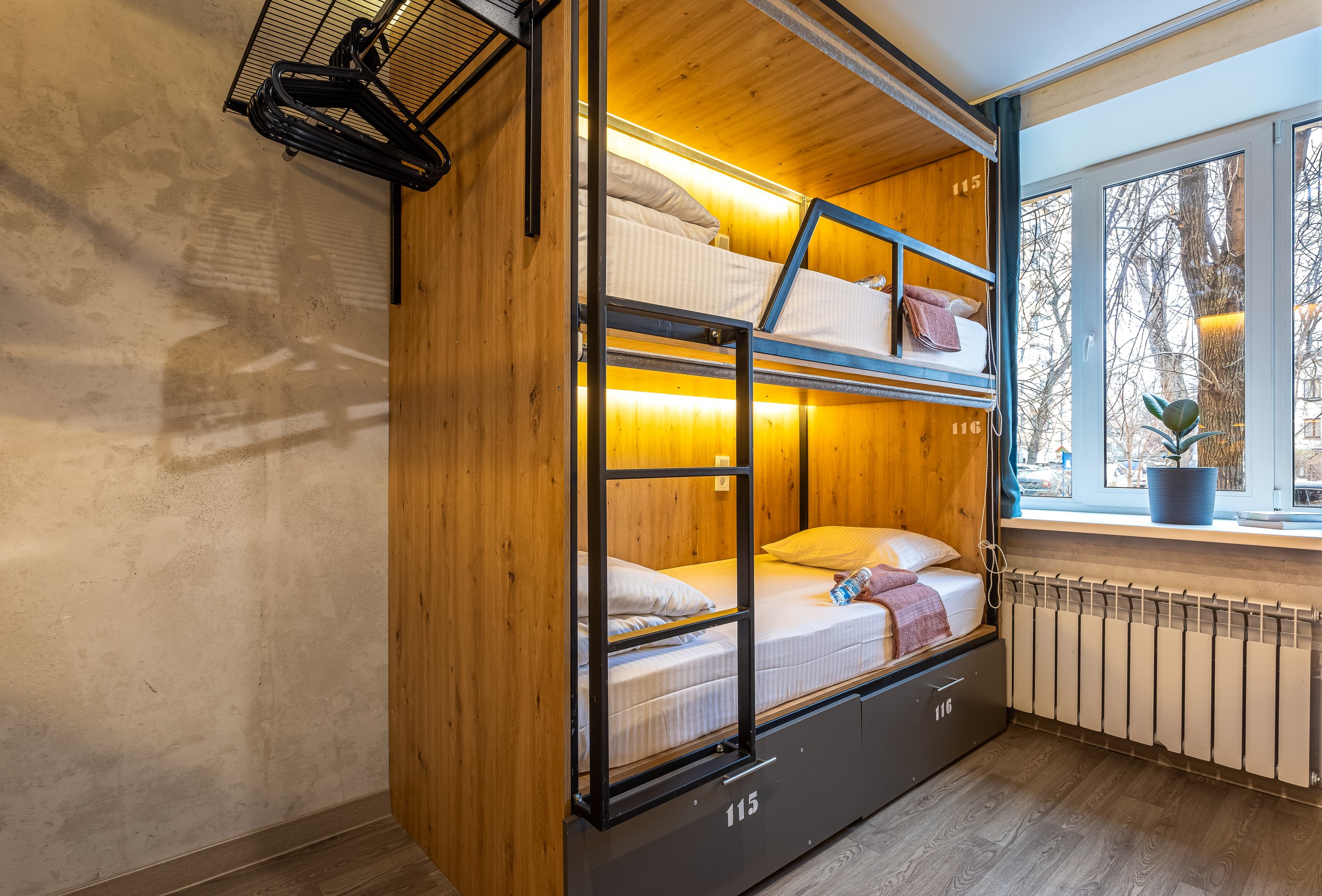 27. Кровать в общем 6-местном номере для мужчин в M&D Host