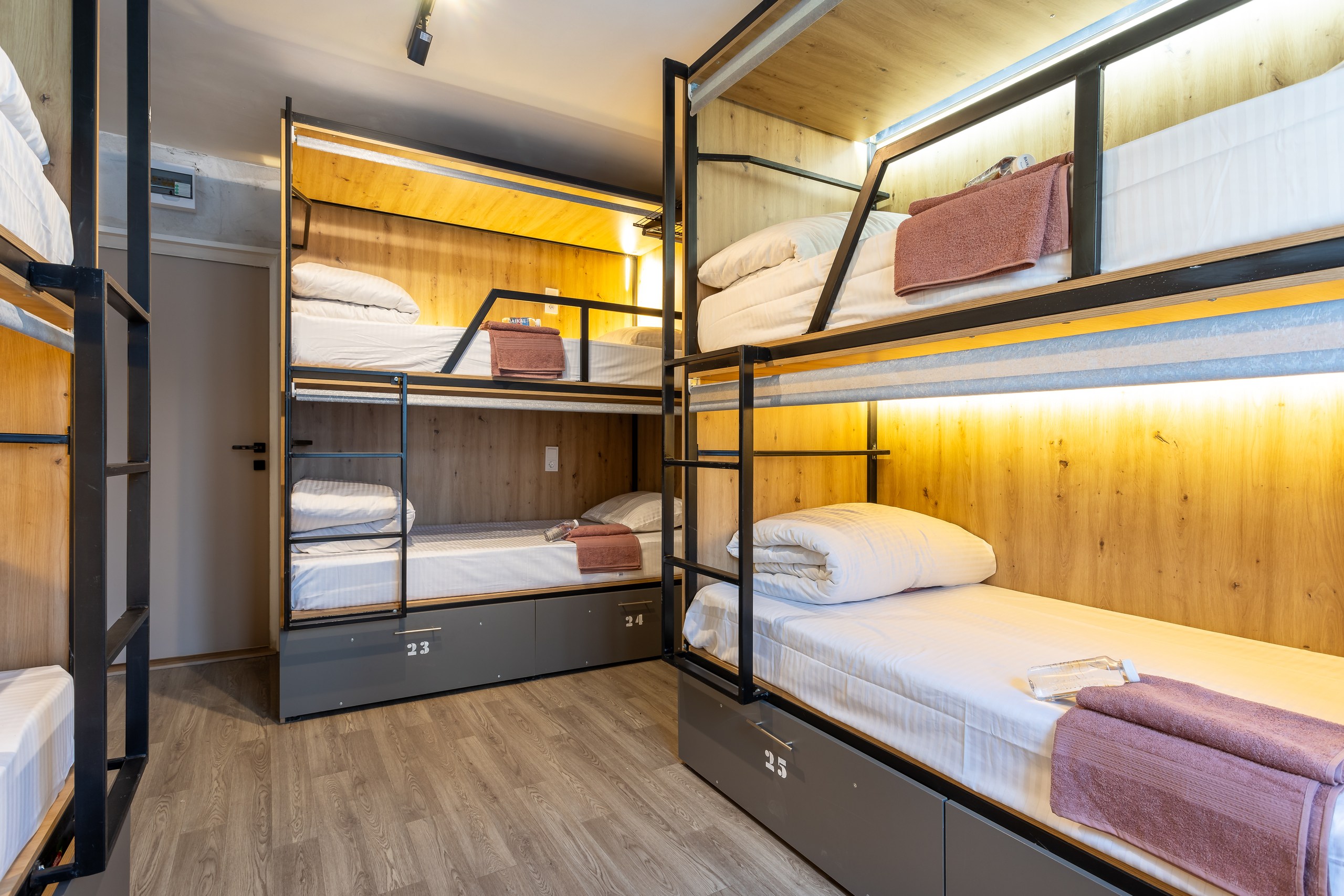 27. Кровать в общем 6-местном номере для мужчин в M&D Host