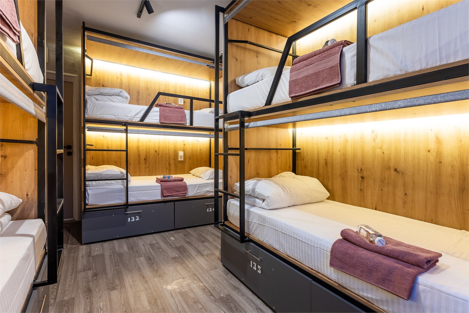 27. Кровать в общем 6-местном номере для мужчин в M&D Host