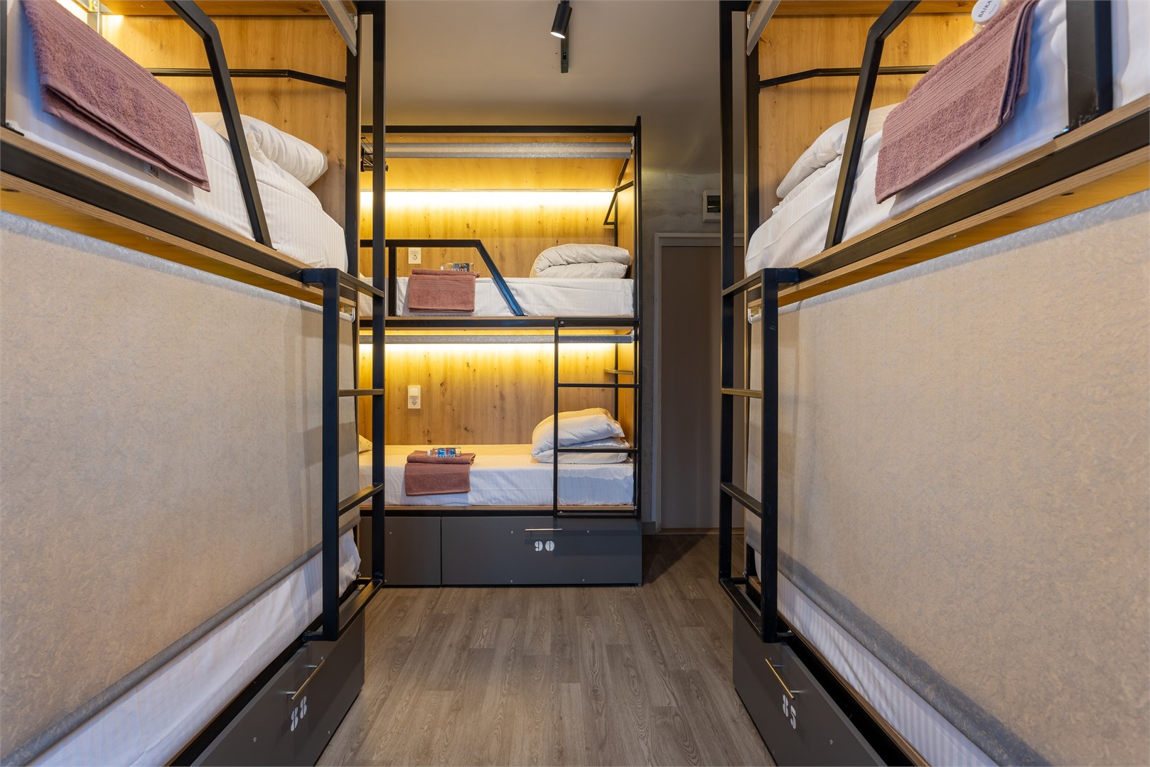 27. Кровать в общем 6-местном номере для мужчин в M&D Host