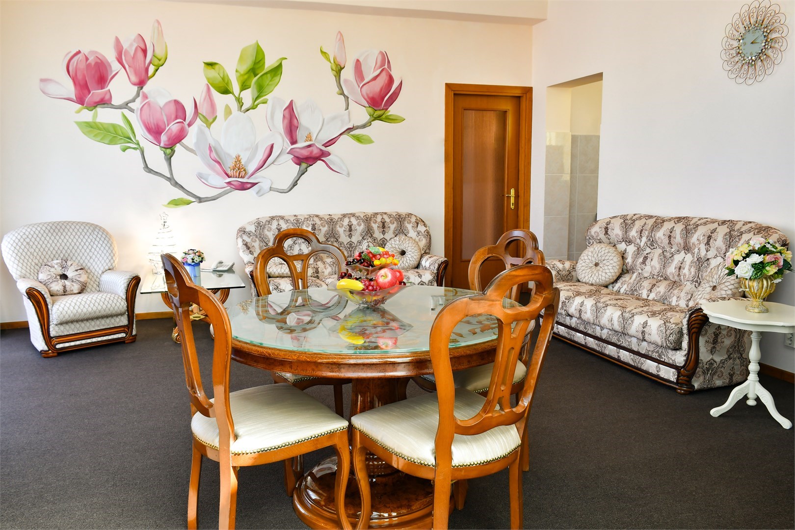 Стандарт семейный 3-комнатный (основная территория) в Октябрьский