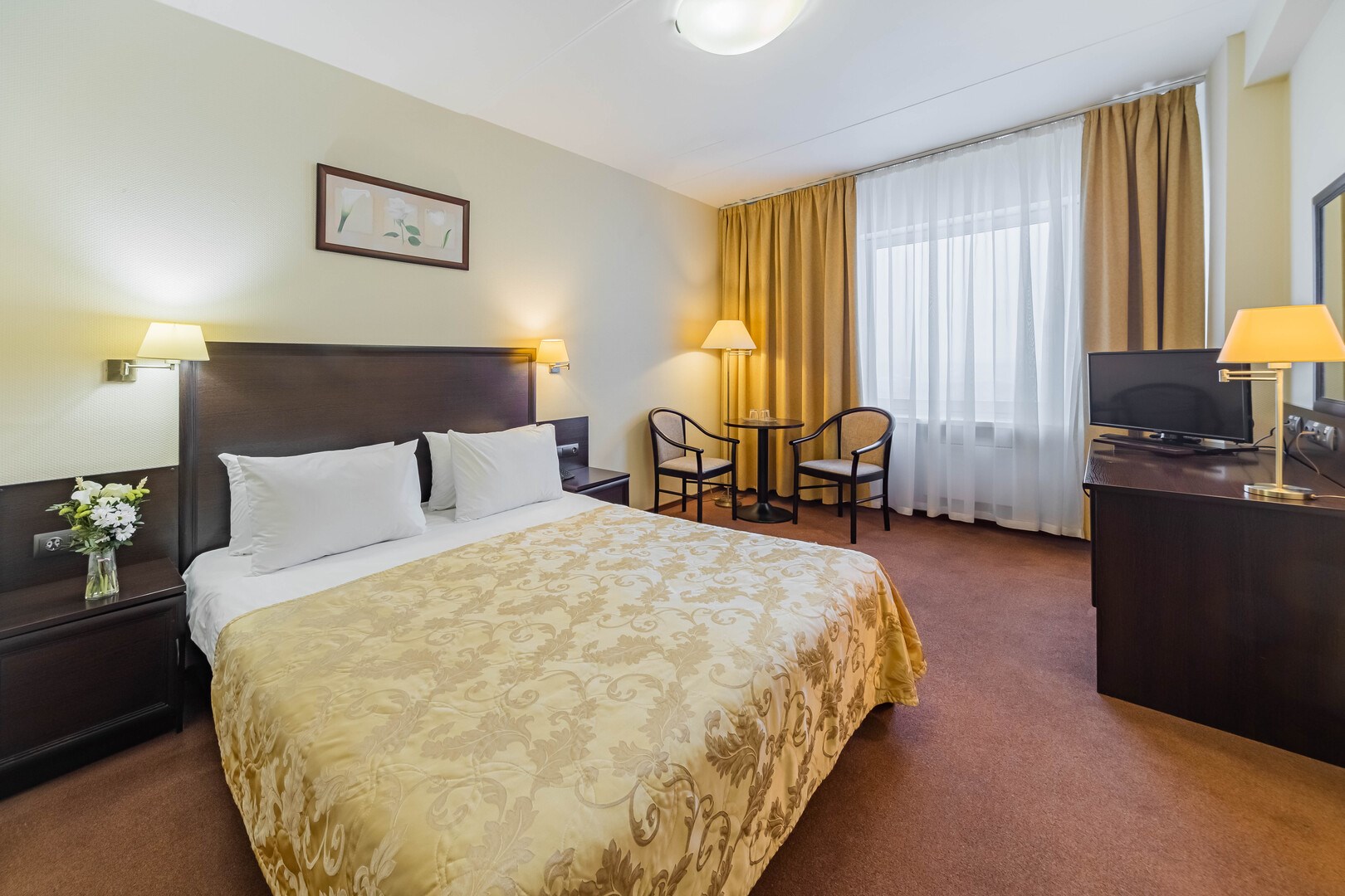 Стандарт двухместный с  двуспальной кроватью в Брентон Клуб Гостиница Измайлово корпус Бета