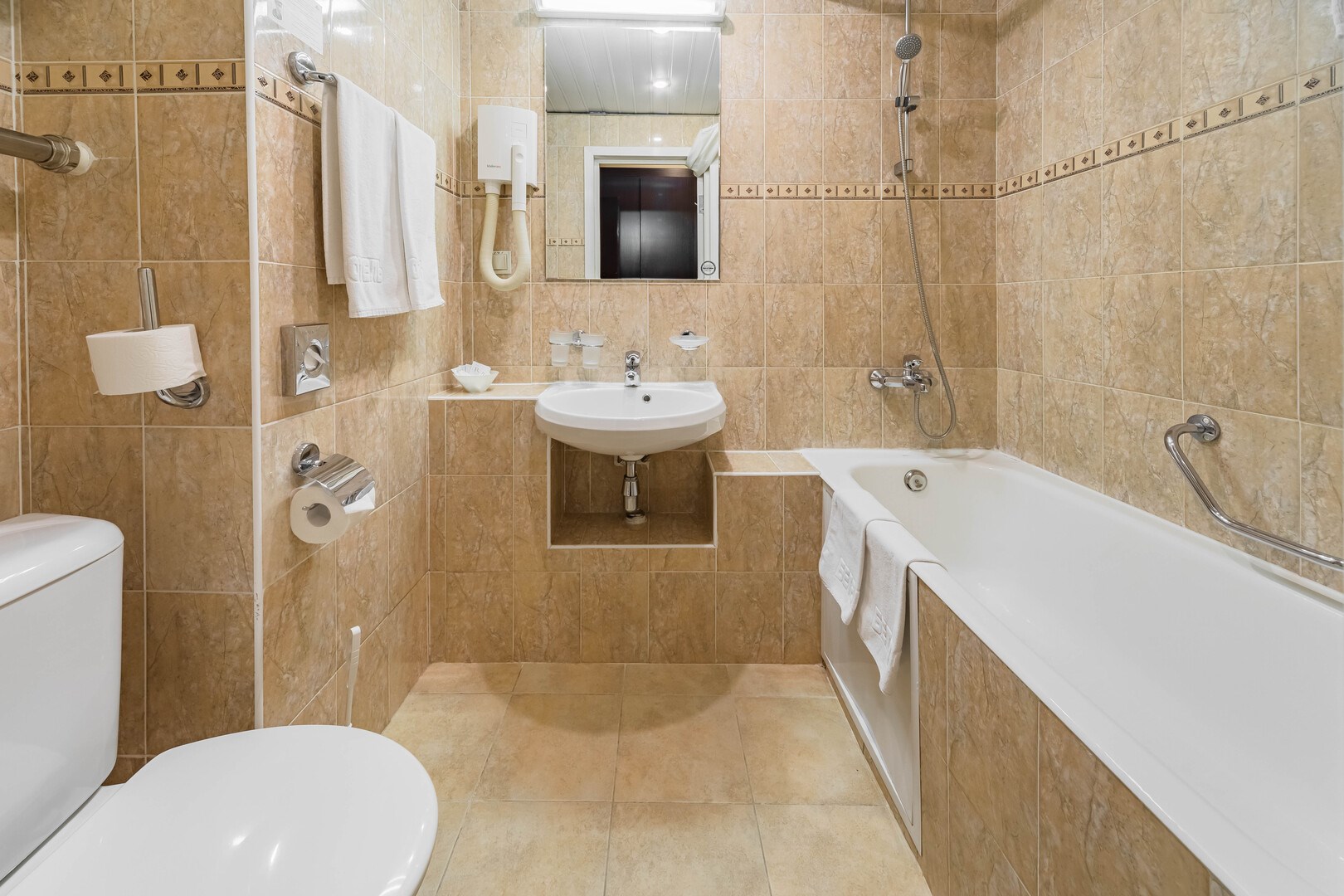 Стандарт двухместный с  двуспальной кроватью в Брентон Клуб Гостиница Измайлово корпус Бета