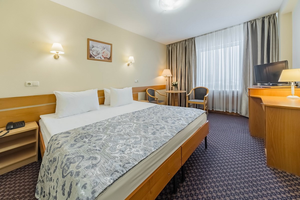 Стандарт двухместный с  двуспальной кроватью в Брентон Клуб Гостиница Измайлово корпус Бета