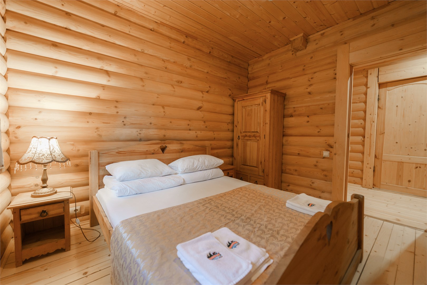 Русская деревня, одноэтажный дом в Шишки на Лампушке