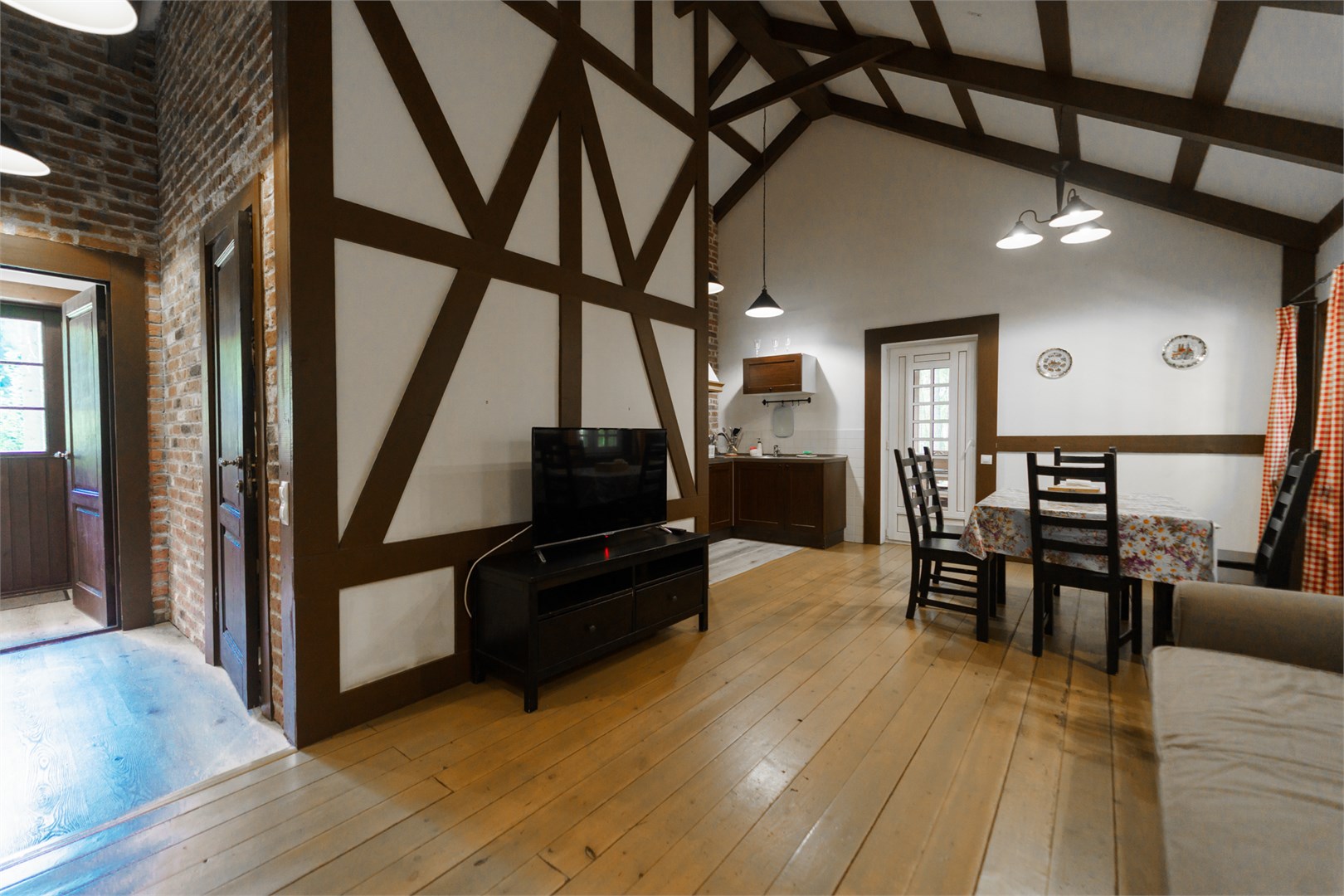 Баварский хутор, одноэтажный дом с витражом в Шишки на Лампушке