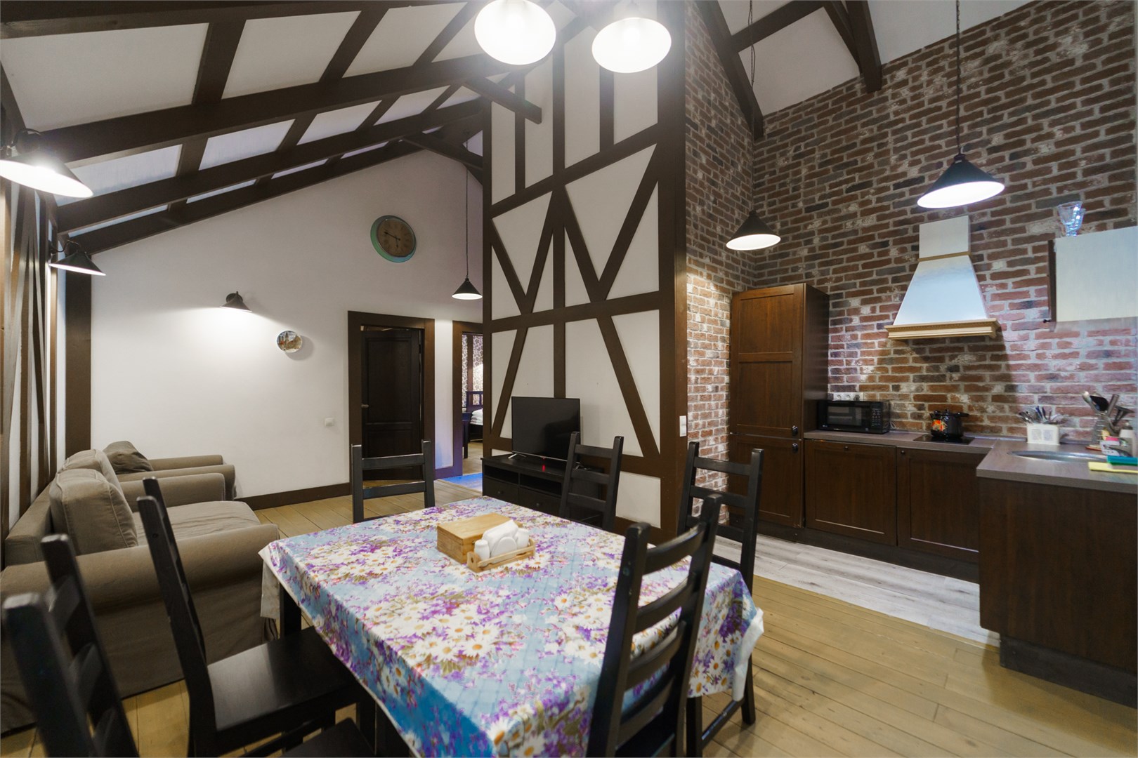 Баварский хутор, одноэтажный дом с витражом в Шишки на Лампушке