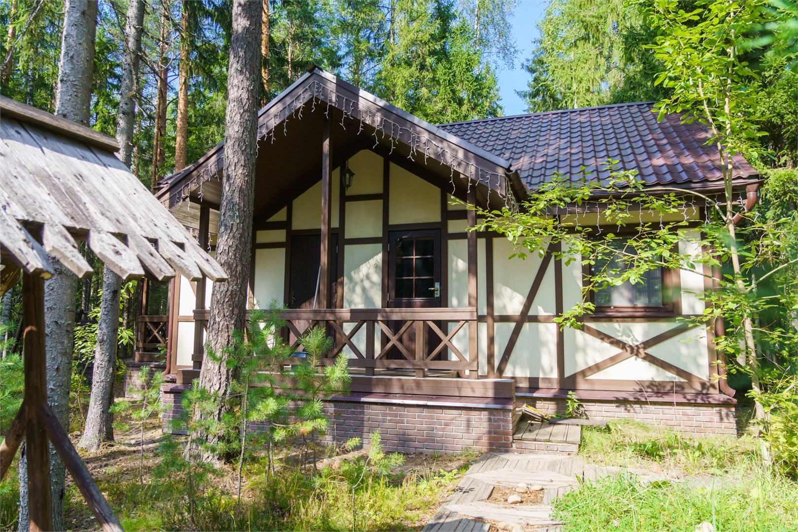 Баварский хутор, одноэтажный дом с витражом в Шишки на Лампушке