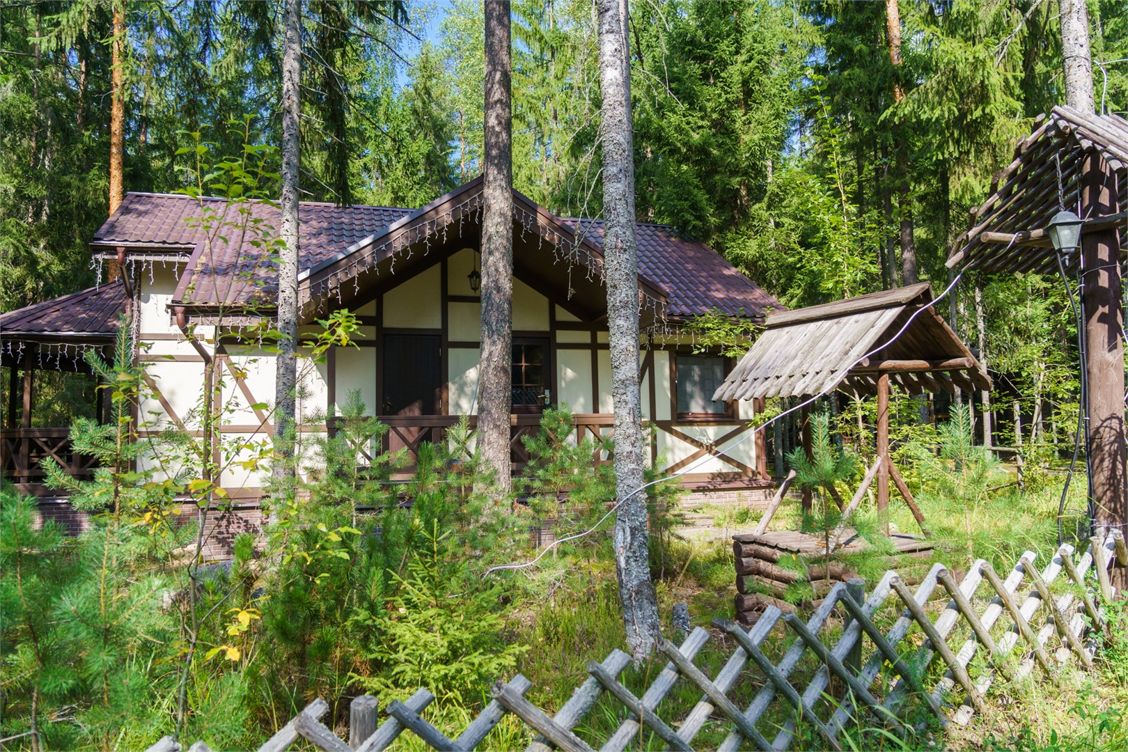 Баварский хутор, одноэтажный дом с витражом в Шишки на Лампушке