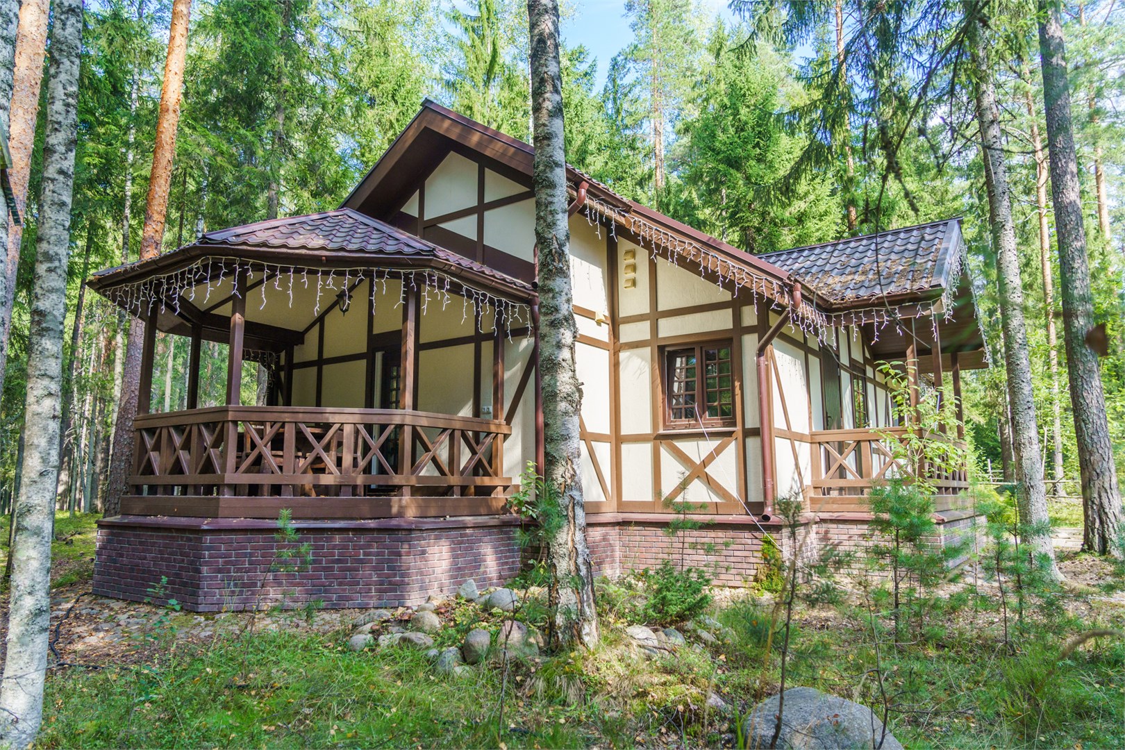 Баварский хутор, одноэтажный дом с витражом в Шишки на Лампушке