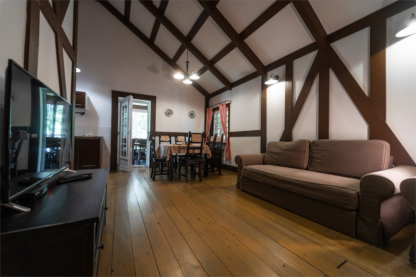 Баварский хутор, одноэтажный дом с витражом в Шишки на Лампушке