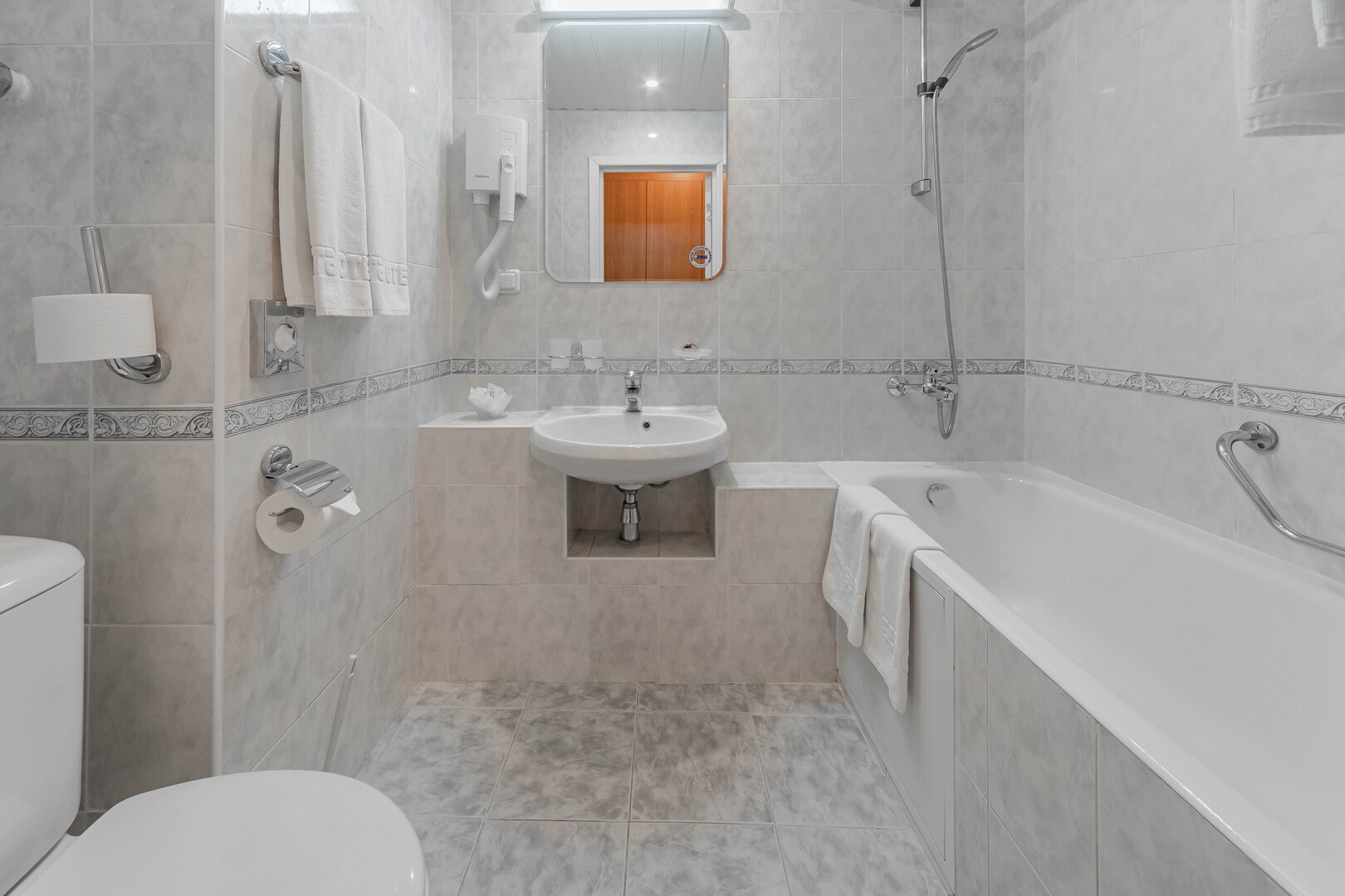 Стандарт двухместный с двумя раздельными кроватями в Брентон Клуб Гостиница Измайлово корпус Бета