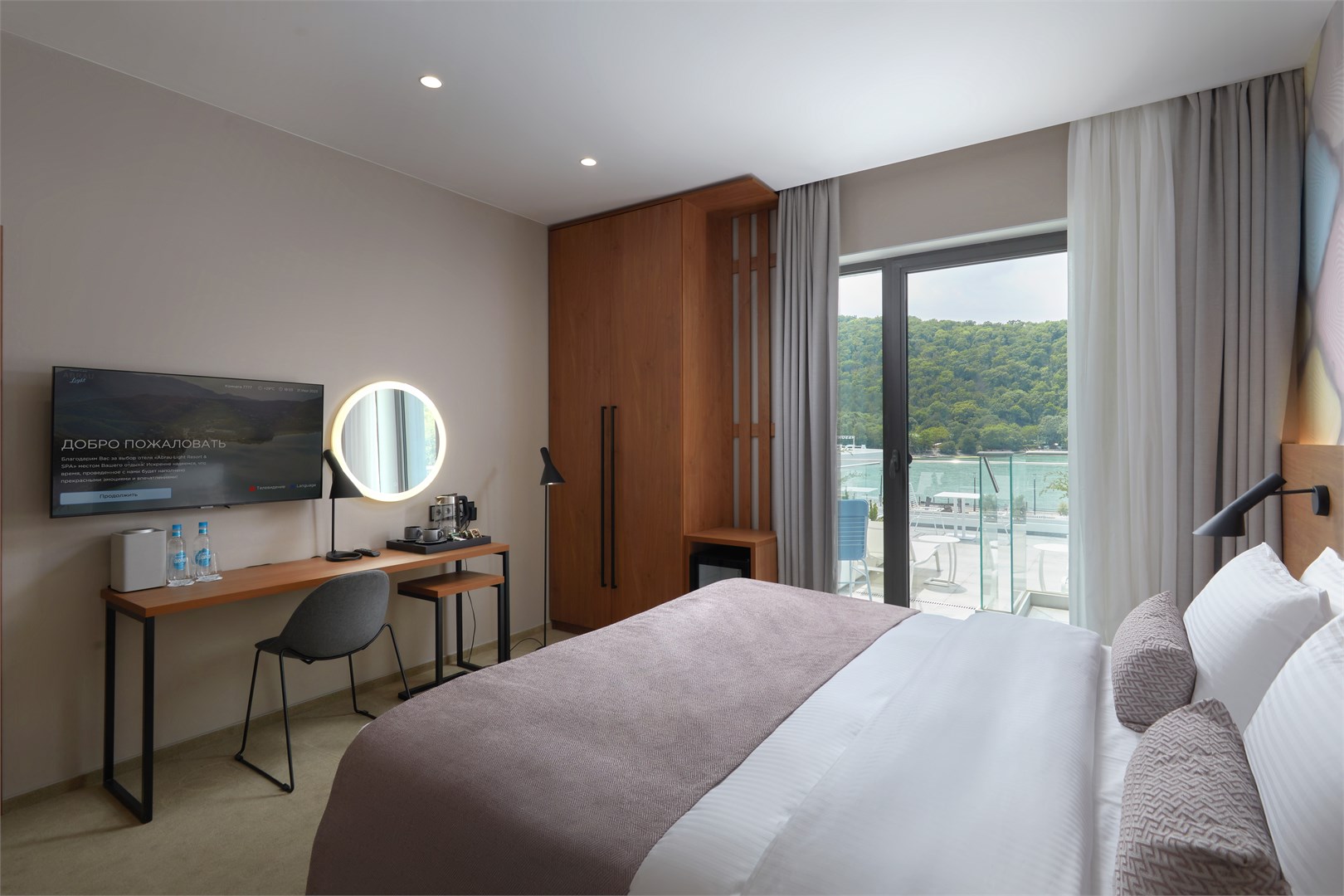 Стандарт с террасой с видом на озеро в Abrau light resort&SPA