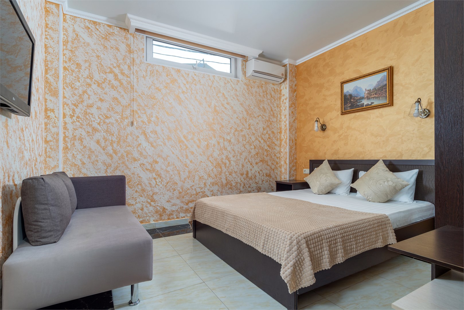 Стандартный номер на (0-этаже)(С окном на уровне потолка) в Helas