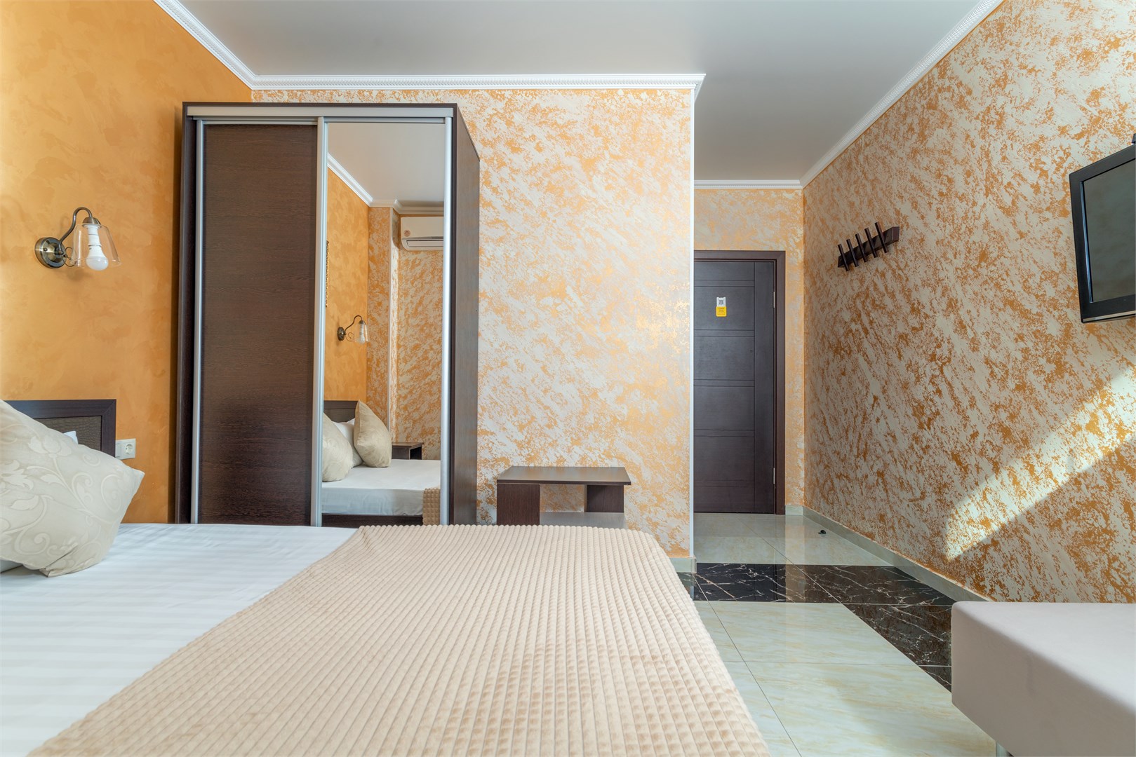 Стандартный номер на (0-этаже)(С окном на уровне потолка) в Helas