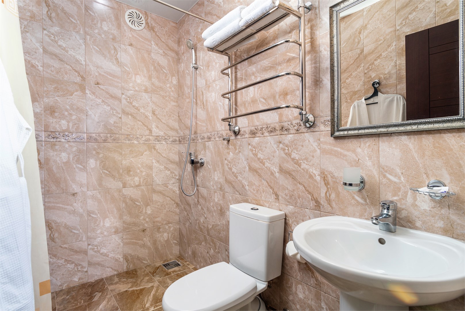 Стандартный номер на (0-этаже)(С окном на уровне потолка) в Helas