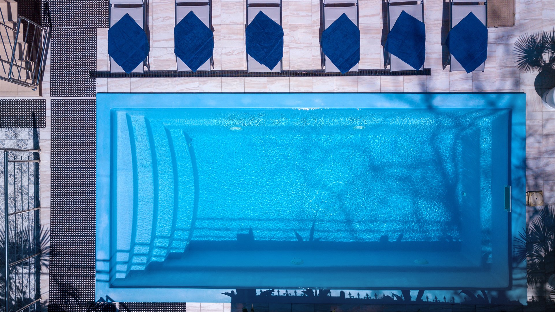 Стандартный номер на (0-этаже)(С окном на уровне потолка) в Helas