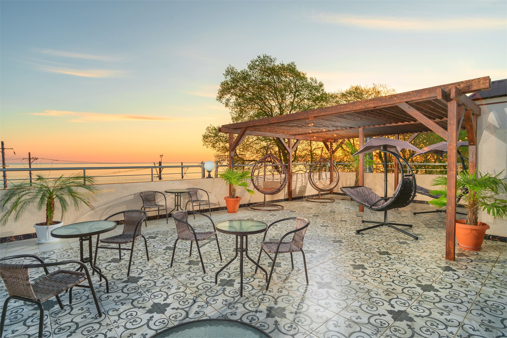 Стандартный номер на (0-этаже)(С окном на уровне потолка) в Helas