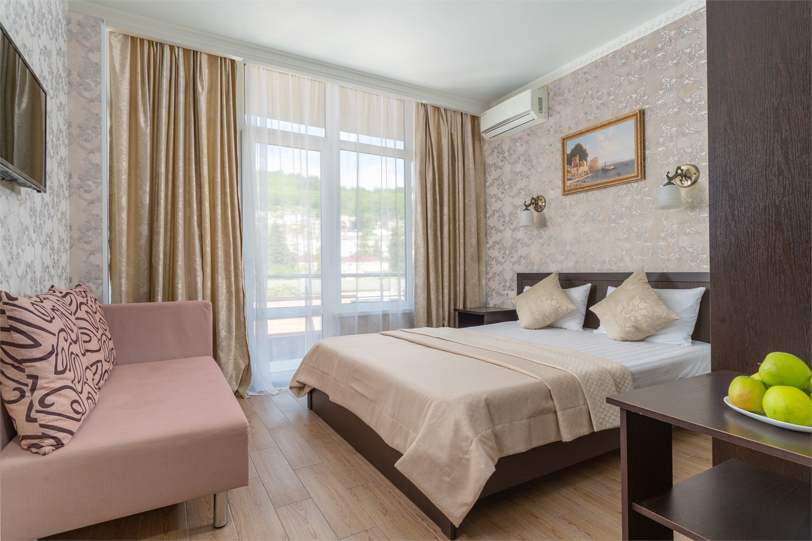 Делюкс с балконом и  видом во внутренний двор  (3-х) в Helas