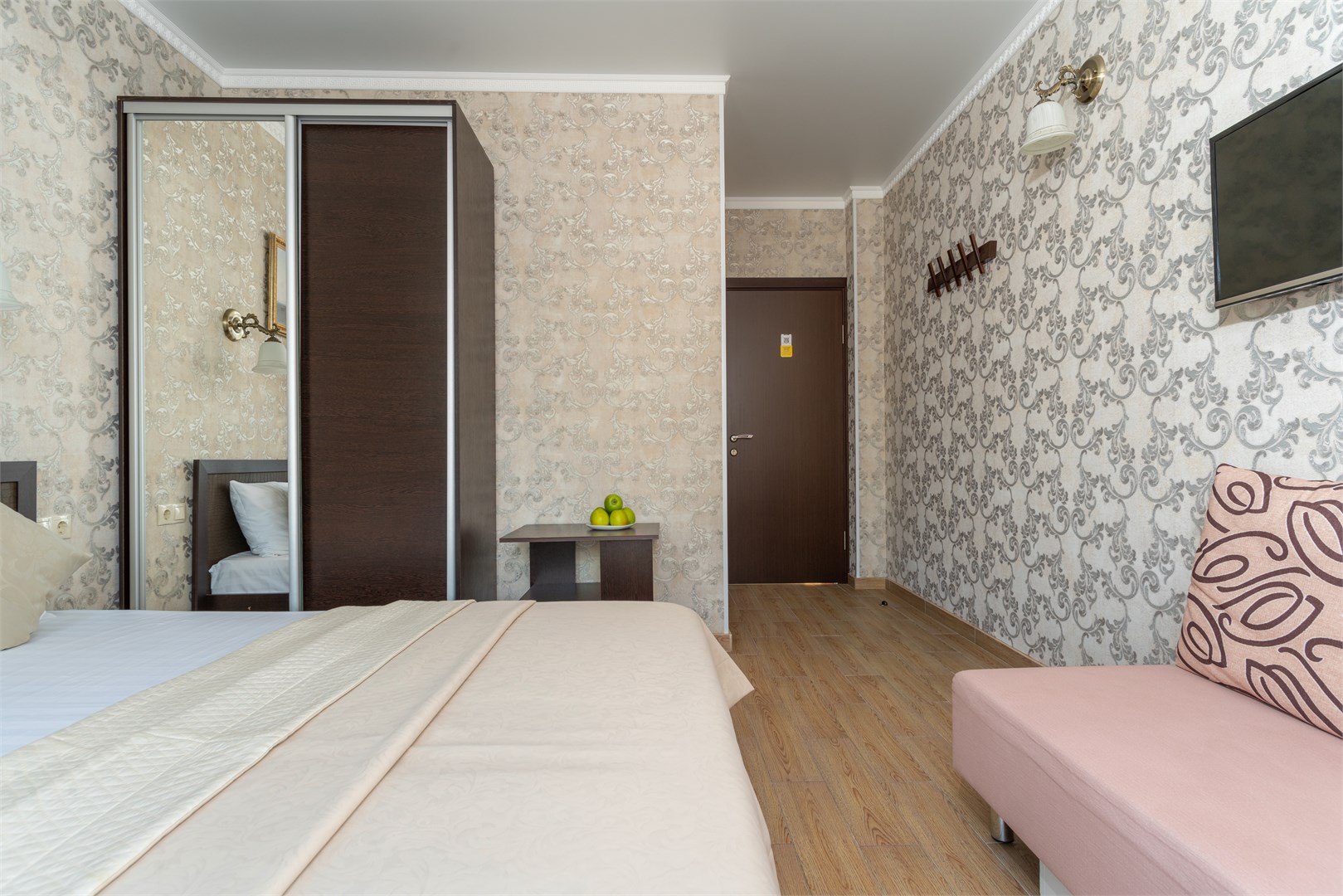 Делюкс с балконом и  видом во внутренний двор  (3-х) в Helas