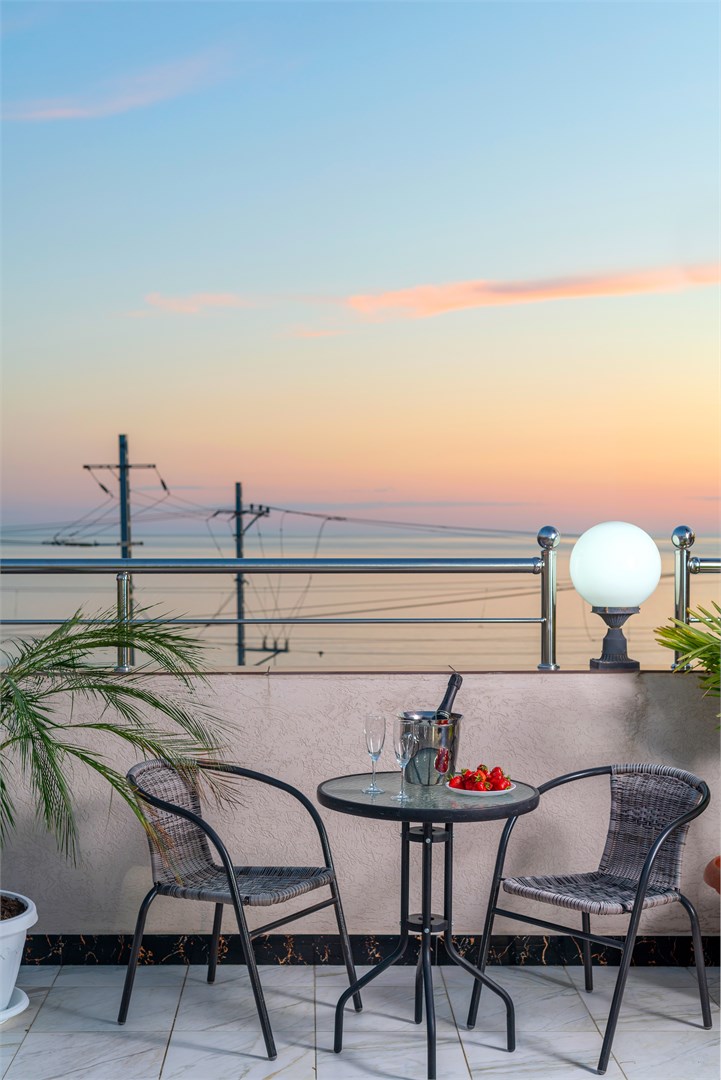 Делюкс с балконом и  видом во внутренний двор  (3-х) в Helas