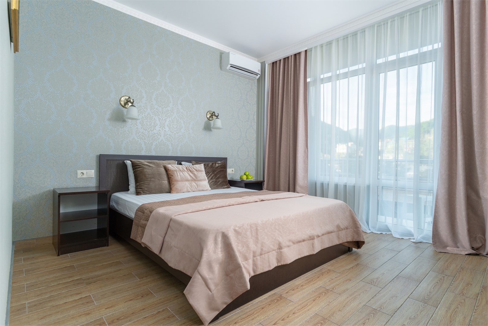 Делюкс с балконом и  видом во внутренний двор  (4-х) в Helas