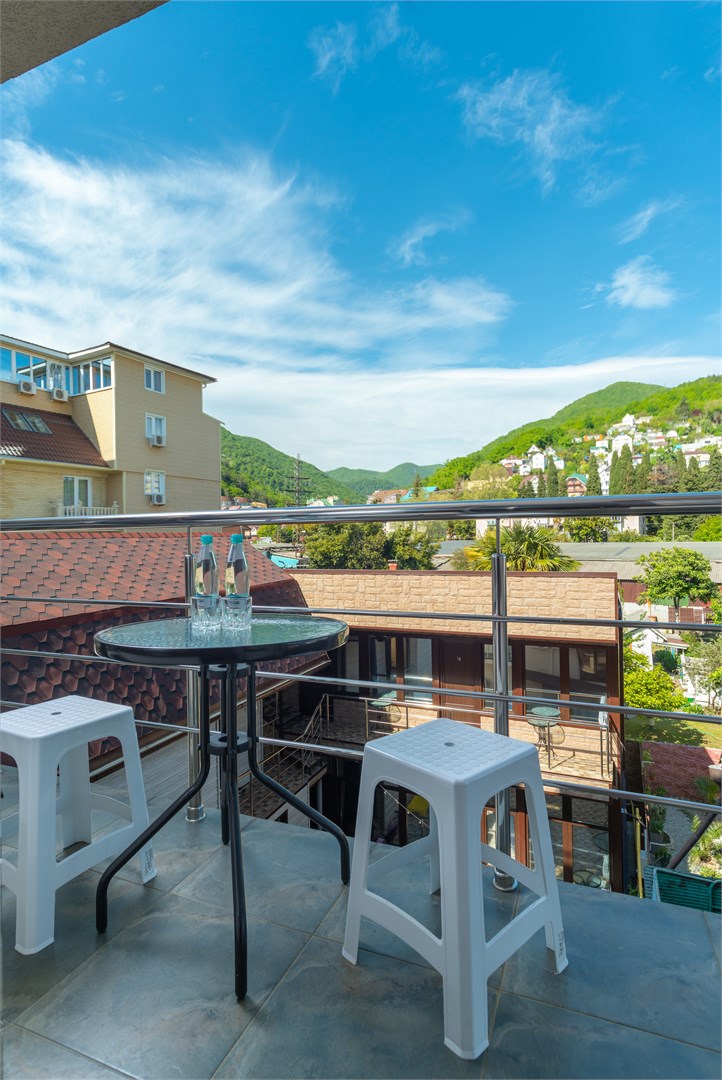 Делюкс с балконом и  видом во внутренний двор  (4-х) в Helas