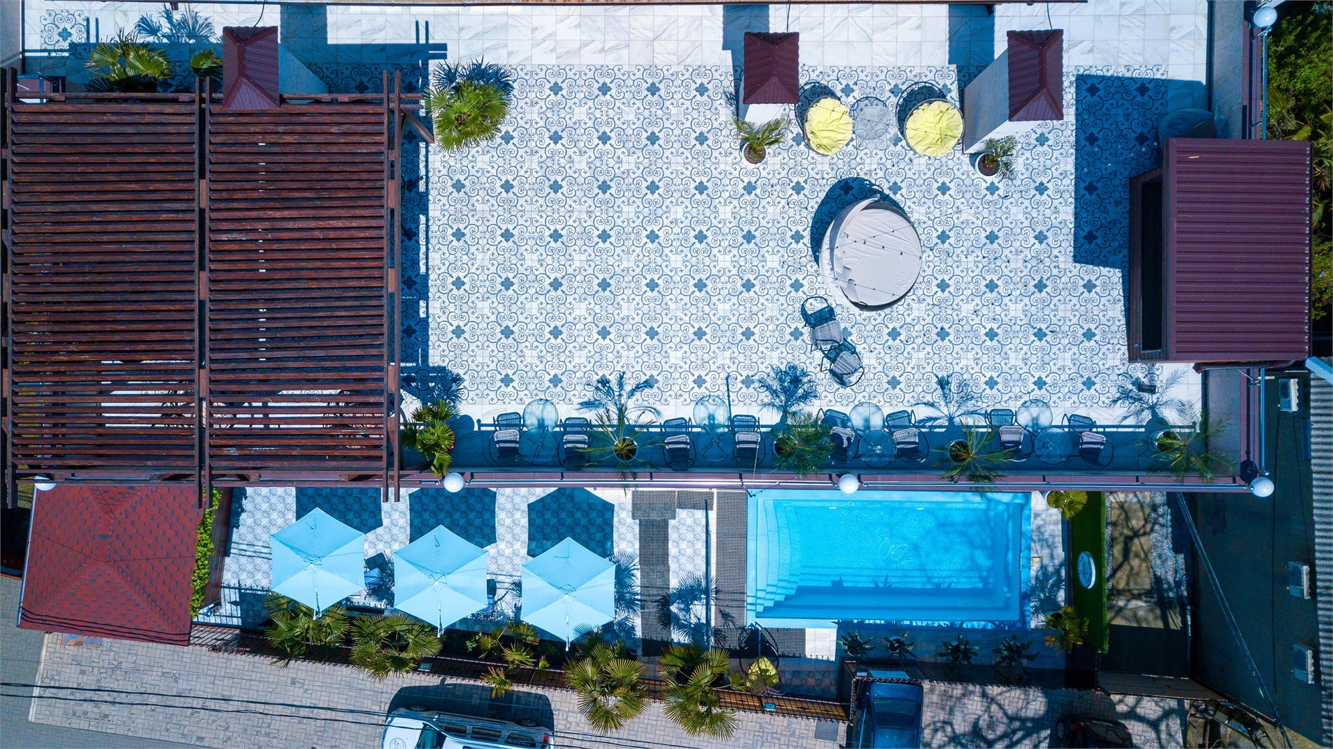 Делюкс с балконом и  видом во внутренний двор  (4-х) в Helas