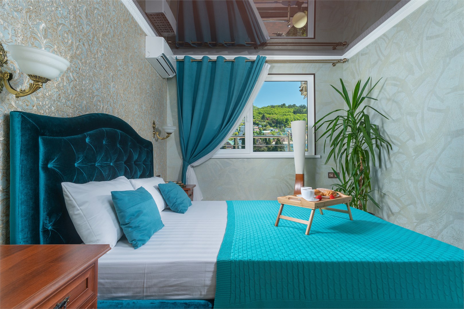 Двухкомнатный Люкс с видом на черное море и величественные горы в Helas