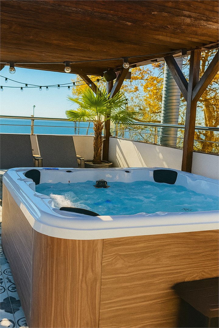 Двухкомнатный Люкс с видом на черное море и величественные горы в Helas