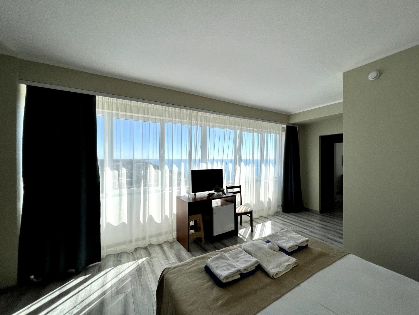 Люкс (4х местный двухкомнатный) в Черноморская жемчужина