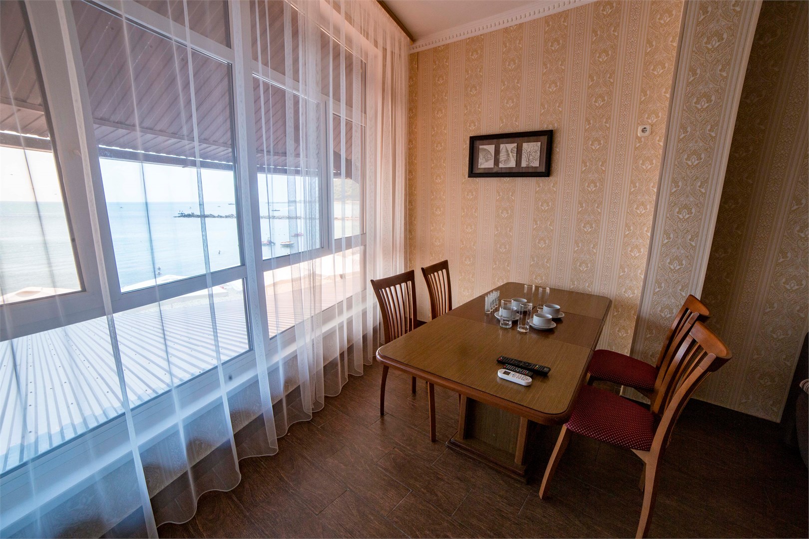 двухкомнатный комфорт (витраж на море) в Дом рыбака