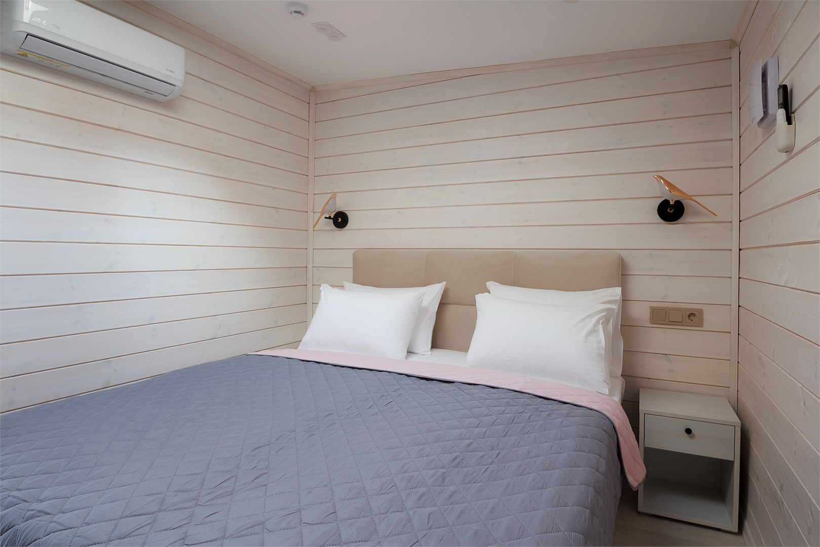 Стандарт с отдельным входом и мансардным окном в Вилла Лана