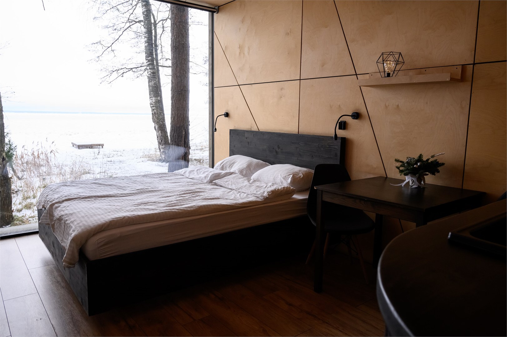 Панорамный дом на берегу в Море