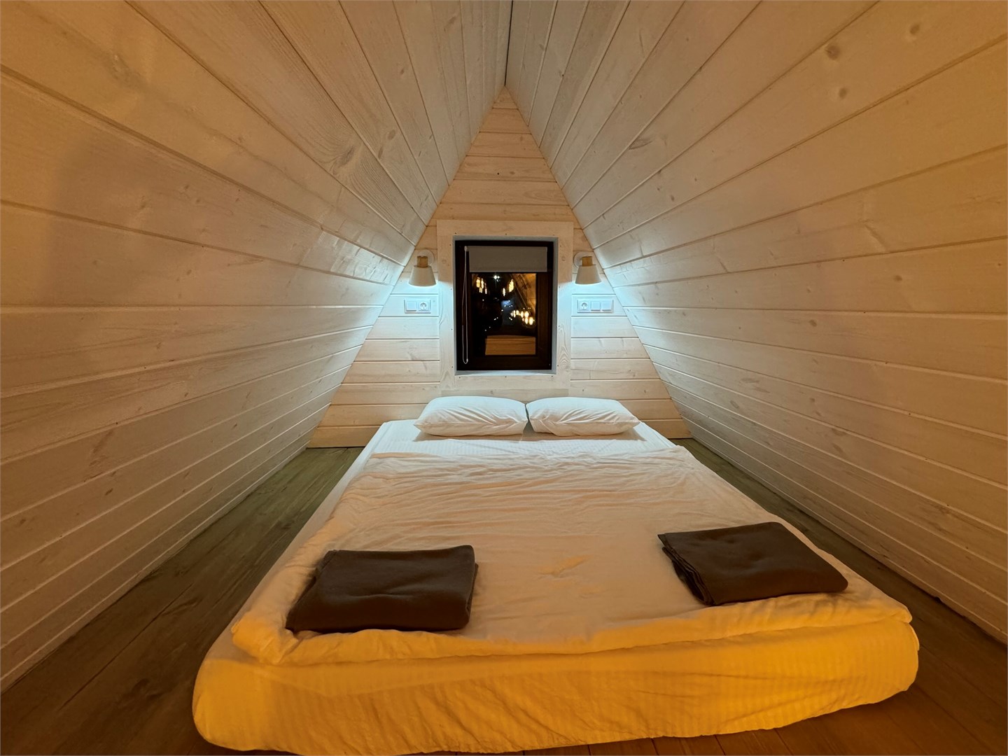 А-фрейм в сосновом лесу в Море