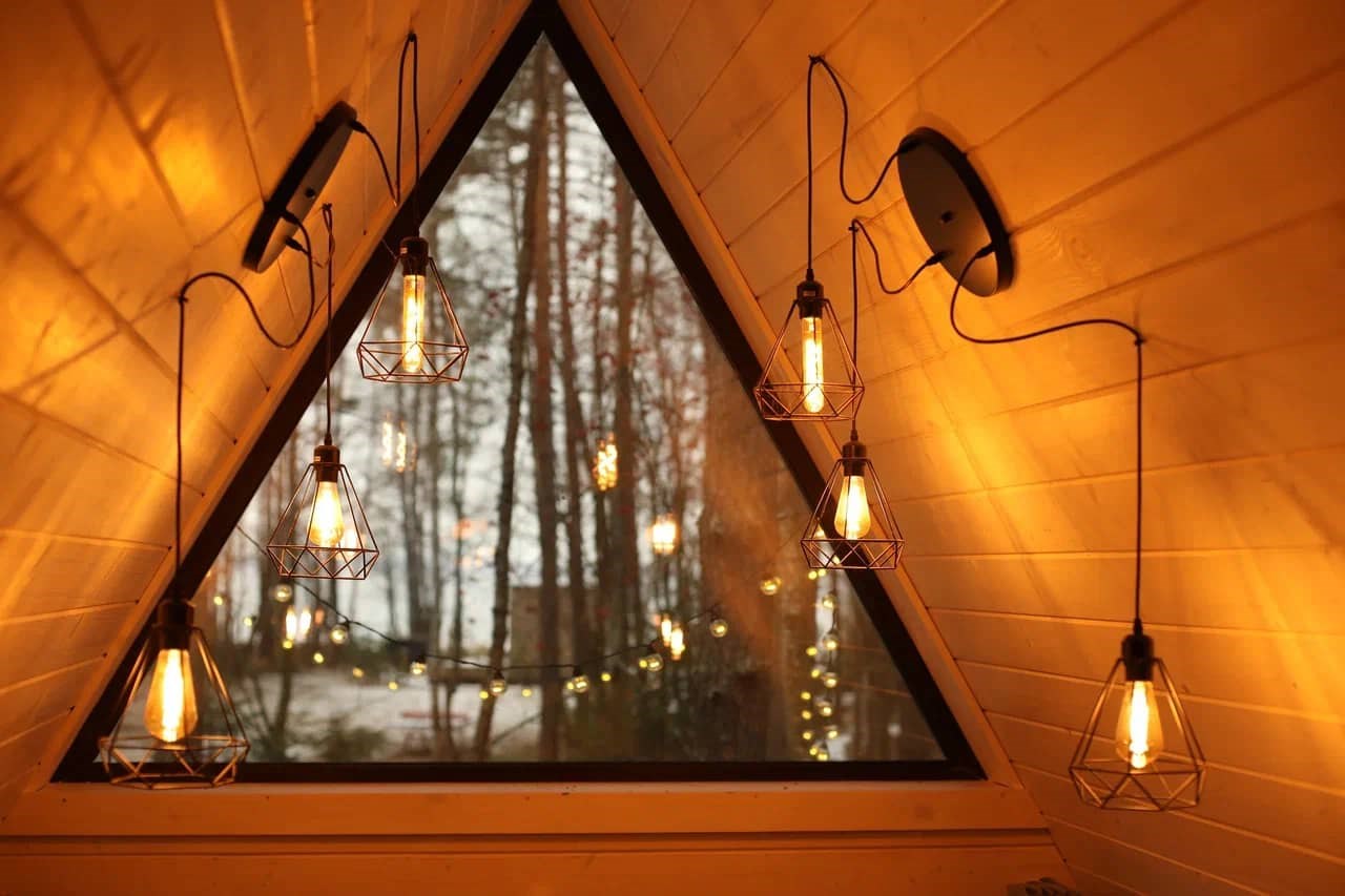 А-фрейм в сосновом лесу в Море