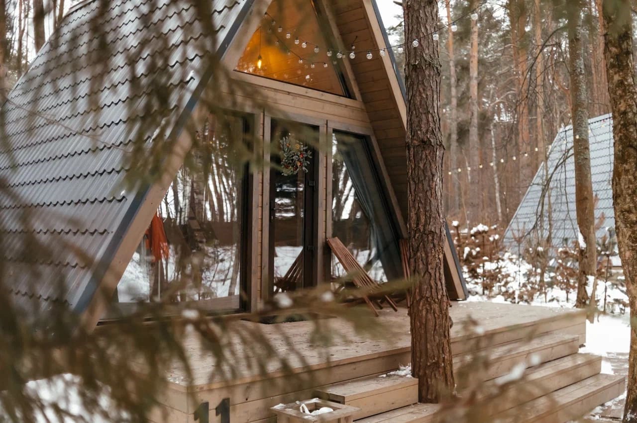 А-фрейм в сосновом лесу в Море