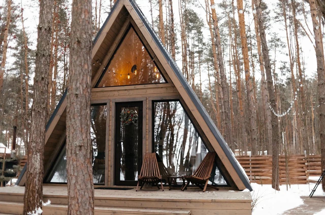 А-фрейм в сосновом лесу в Море