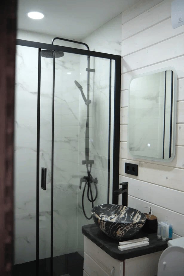 Зеркальный дом на двоих в Море