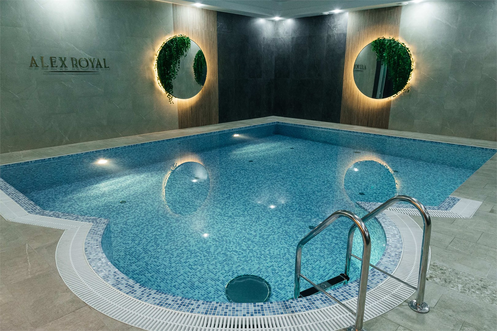Presidential DELUXE - pool в Алекс Роял