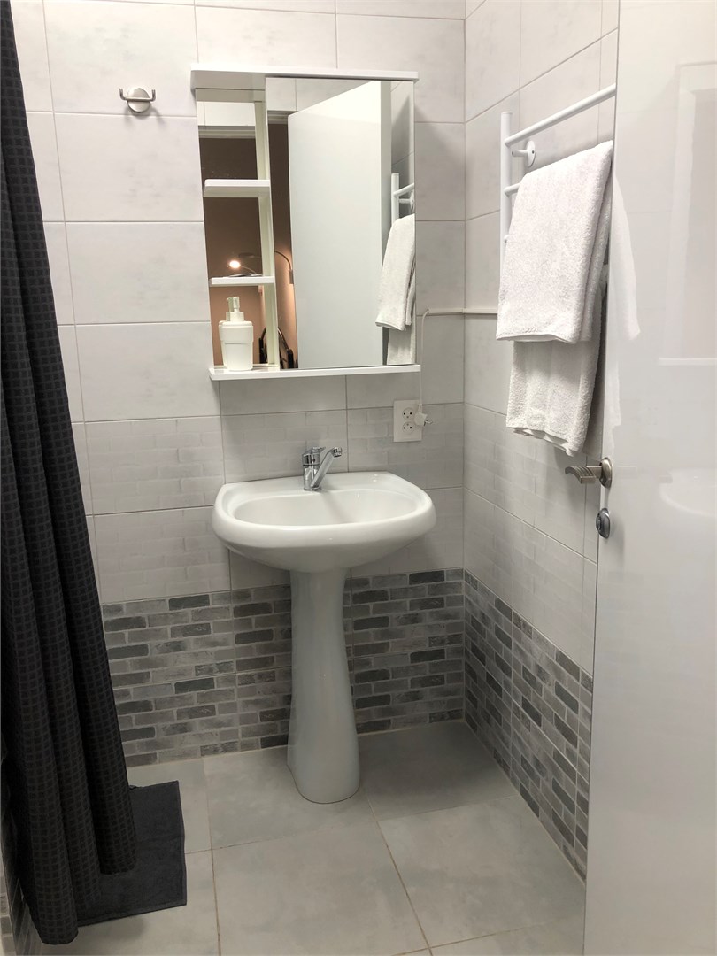 улучшенный двух местный номер с одной большой кроватью в Good Night House