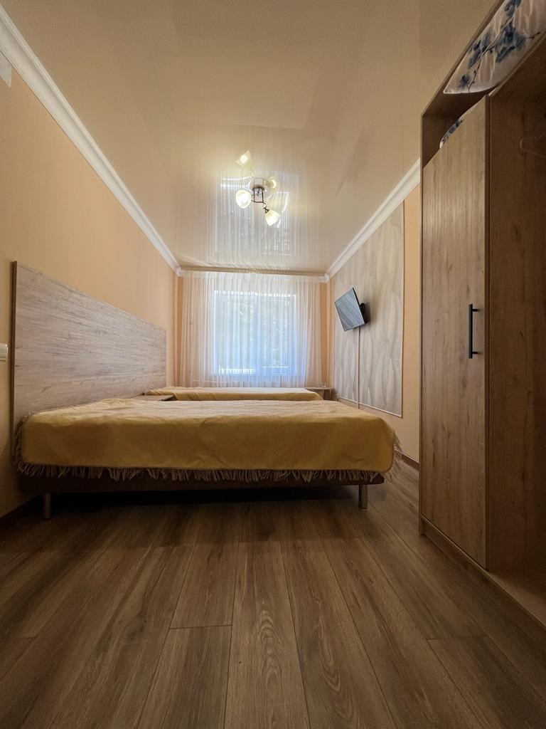 2 местный номер с 1.5 кроватью или двумя кроватями вместе/раздельно в Адамас