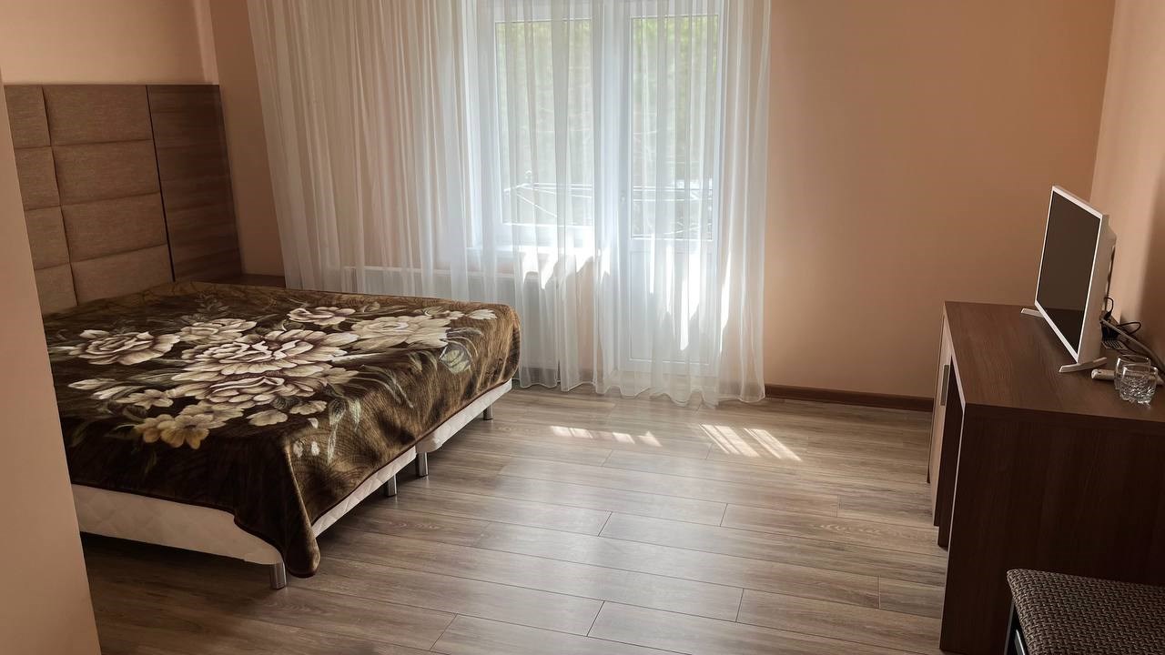 2 местный номер с 1.5 кроватью или двумя кроватями вместе/раздельно в Адамас